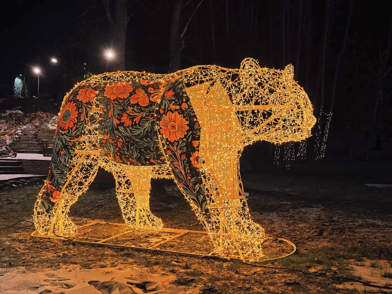 Begehbare Lichtskulptur eines Bären aus LED-Draht