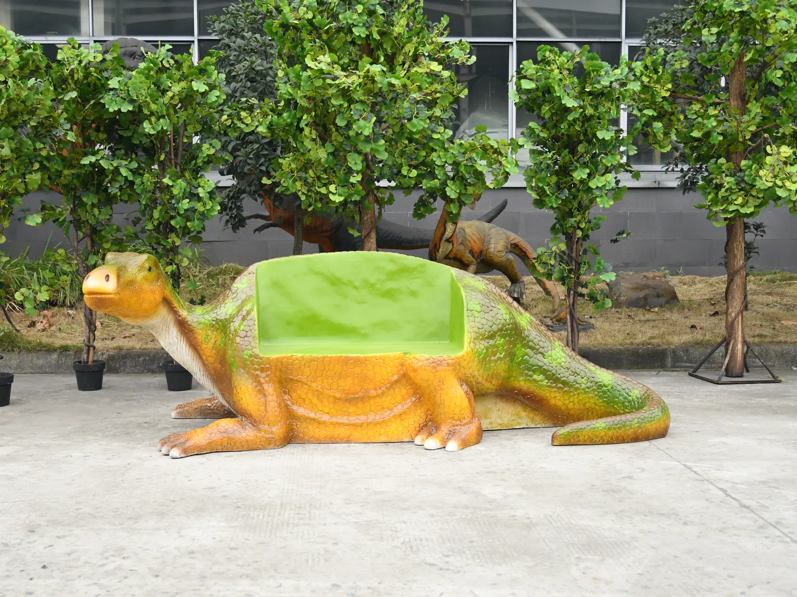 Dinosaurier-Sitzfiguren als Fotopunkt für Besucher